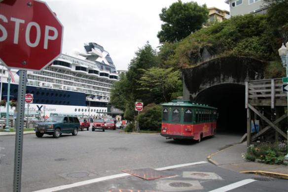 They say here, that this is the only bridge in the world were you can drive through, drive over and drive around!!!!