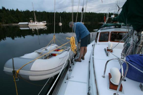 In the evening, Bert hauls up the dinghy, trying to keep it from growing a complete farm underneath.!!