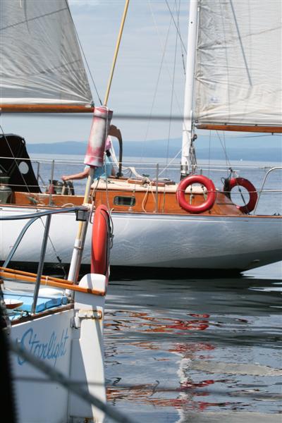 Hhmmm... now these boats are actually passing us, going all but 1 knot!!!