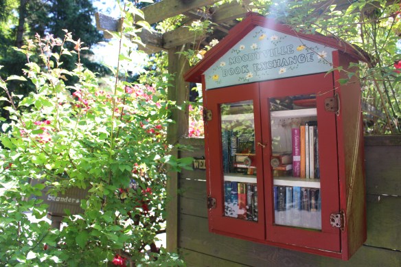 This small book exchange works so well, i find the best novels here, read them, bring them back, any other books i might get in town, i bring here also.