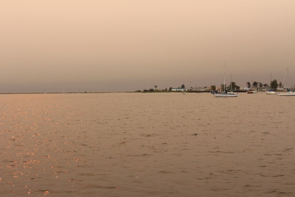 Early morning, a strange light shines in the bay.