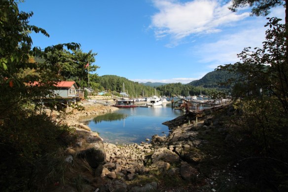 Low tide!  Garden bay pub to the left, looking out into the harbor.